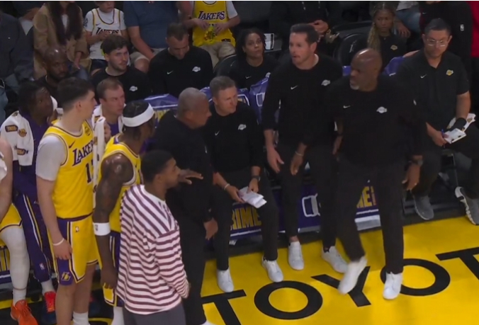 九游体育app登录-湖人危机四伏:范德彪与雷迪克口角内讧 蒂耶罗被打伤回更衣室|雷霆|范德比尔特|三巨头|里夫斯|谢伊·吉尔杰斯-亚历山大_新浪体育_新浪新闻